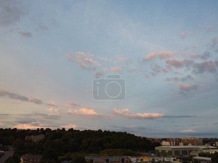 Téléchargez les photos : Vue à grand angle du ciel magnifique et dramatique avec nuages au-dessus de la ville de Luton en Angleterre Royaume-Uni pendant le coucher du soleil - en image libre de droit