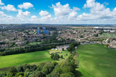 Téléchargez les photos : High Angle of Residential Real Estate Homes at North of Luton City of England, Grande-Bretagne. L'image a été prise avec la caméra du drone le 15 août 2023 - en image libre de droit