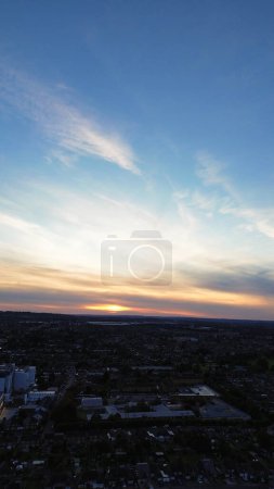 Téléchargez les photos : Luton City et les autoroutes pendant le coucher du soleil. Image prise le 15 octobre 2023 - en image libre de droit