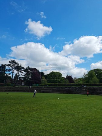 Foto de Vista en ángulo bajo del Parque Público Wardown de Luton City, Inglaterra, Reino Unido. Imagen capturada el 7 de mayo de 2023 - Imagen libre de derechos