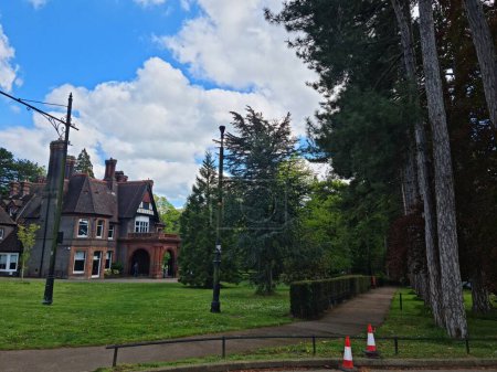Téléchargez les photos : Vue à angle bas du parc public Wardown de Luton City, Angleterre Royaume-Uni. Image prise le 7 mai 2023 - en image libre de droit