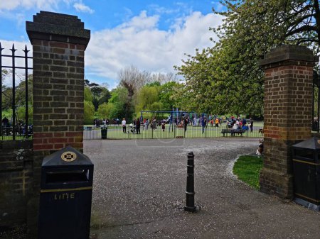 Téléchargez les photos : Vue à angle bas du parc public Wardown de Luton City, Angleterre Royaume-Uni. Image prise le 7 mai 2023 - en image libre de droit