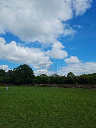 Foto de Vista en ángulo bajo del Parque Público Wardown de Luton City, Inglaterra, Reino Unido. Imagen capturada el 7 de mayo de 2023 - Imagen libre de derechos