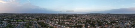 Téléchargez les photos : Vue panoramique du lever du soleil sur la ville - en image libre de droit