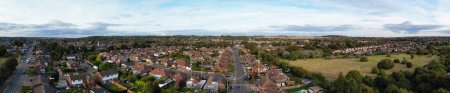 Téléchargez les photos : Vue panoramique à grand angle de la ville éclairée de Luton City en Angleterre lors des plus beaux nuages colorés de ciel et d'orange au-dessus du Royaume-Uni. Image prise avec la caméra du drone le 4 octobre 2023 - en image libre de droit