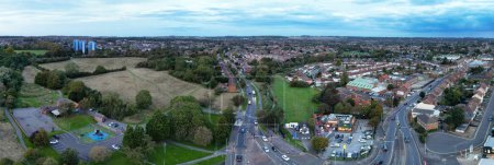 Téléchargez les photos : Vue panoramique à grand angle de la ville éclairée de Luton City en Angleterre lors des plus beaux nuages colorés de ciel et d'orange au-dessus du Royaume-Uni. Image prise avec la caméra du drone le 4 octobre 2023 - en image libre de droit