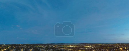 Téléchargez les photos : Vue panoramique de Luton Town en Angleterre Grande-Bretagne, Royaume-Uni. Capturé Après Le Coucher Du Soleil Avec La Caméra Du Drone le 3 Octobre, 2023 - en image libre de droit