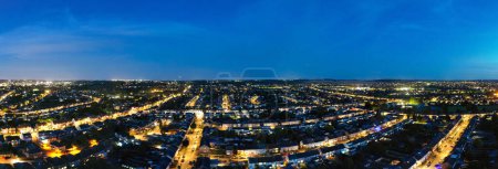 Foto de Panoramic View of Illuminated Luton Town of England Gran Bretaña, Reino Unido. Capturado después del atardecer con la cámara de Drone el 3 de octubre de 2023 - Imagen libre de derechos