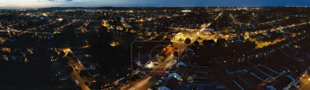 Téléchargez les photos : Vue panoramique de Luton Town en Angleterre Grande-Bretagne, Royaume-Uni. Capturé Après Le Coucher Du Soleil Avec La Caméra Du Drone le 3 Octobre, 2023 - en image libre de droit
