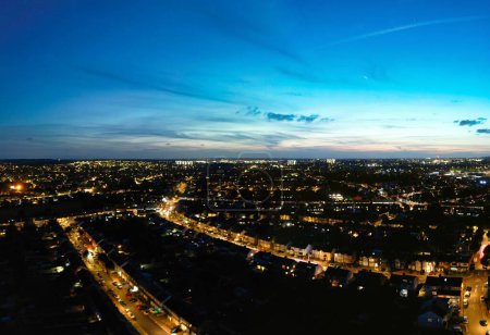 Foto de Panoramic View of Illuminated Luton Town of England Gran Bretaña, Reino Unido. Capturado después del atardecer con la cámara de Drone el 3 de octubre de 2023 - Imagen libre de derechos