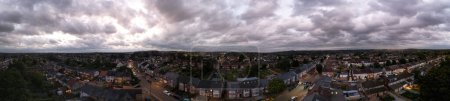 Téléchargez les photos : Vue panoramique à grand angle du ciel dramatique et des nuages au-dessus de Luton City en Angleterre Royaume-Uni après le coucher du soleil. Image prise avec la caméra du drone le 27 septembre 2023 - en image libre de droit