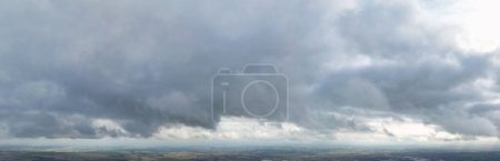 Téléchargez les photos : Vue panoramique d'un ciel magnifique et dramatique avec des nuages au-dessus de la ville de Luton en Angleterre Royaume-Uni - en image libre de droit