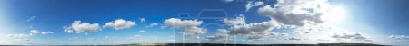 Téléchargez les photos : Vue panoramique des nuages dramatiques et du ciel dans des vents forts au-dessus de l'Angleterre Grande-Bretagne du Royaume-Uni - en image libre de droit