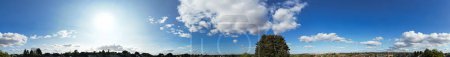 Téléchargez les photos : Vue panoramique des nuages dramatiques et du ciel dans des vents forts au-dessus de l'Angleterre Grande-Bretagne du Royaume-Uni - en image libre de droit
