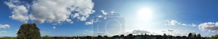 Foto de Fotografía panorámica de nubes dramáticas y cielo en fuertes vientos sobre Inglaterra Gran Bretaña del Reino Unido - Imagen libre de derechos