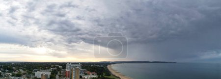 Téléchargez les photos : Vue Aérienne Verticale Panoramique De L'attraction Touristique Britannique De Bournemouth Beach Et Vue Sur La Mer Ville D'angleterre Grande-Bretagne Royaume-Uni. Image à grand angle capturée avec la caméra du drone le 23 août 2023 - en image libre de droit