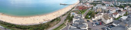 Téléchargez les photos : Vue Aérienne Verticale Panoramique De L'attraction Touristique Britannique De Bournemouth Beach Et Vue Sur La Mer Ville D'angleterre Grande-Bretagne Royaume-Uni. Image à grand angle capturée avec la caméra du drone le 23 août 2023 - en image libre de droit