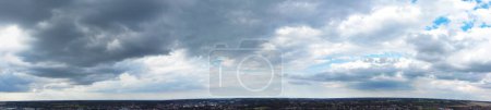 Téléchargez les photos : Caméra Drone à Angle Haut Images des Nuages Dramatiques et du Ciel au-dessus de la ville de Luton en Angleterre Royaume-Uni, 15 août 2023 - en image libre de droit