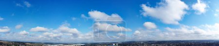 Foto de Video de cámara de Drone de alto ángulo de nubes dramáticas y cielo sobre la ciudad de Luton, Inglaterra, 15 de agosto de 2023 - Imagen libre de derechos