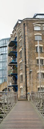 Téléchargez les photos : Londres, Angleterre, Royaume-Uni - 18 juin 2023 : Vue panoramique de la Tamise et du pont de Londres dans le centre de Londres - en image libre de droit