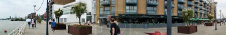 Téléchargez les photos : Londres, Angleterre, Royaume-Uni - 18 juin 2023 : Vue panoramique de la Tamise et du pont de Londres dans le centre de Londres - en image libre de droit