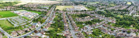 Foto de High Angle Footage of Residential Real Estate Homes at East of Luton City of England, Great Britain (en inglés). Filmación fue capturada con la cámara de Drone el 8 de agosto de 2023 durante el atardecer. - Imagen libre de derechos