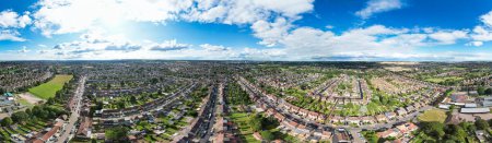 Téléchargez les photos : High Angle Footage of Residential Real Estate Homes at East of Luton City of England, Grande-Bretagne. Des images ont été prises avec la caméra du drone le 8 août 2023 pendant l'heure du coucher du soleil. - en image libre de droit