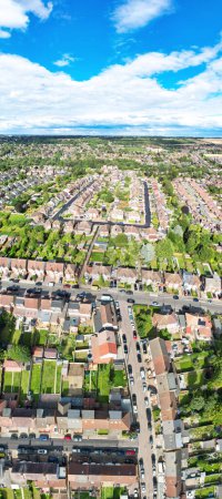 Foto de High Angle Footage of Residential Real Estate Homes at East of Luton City of England, Great Britain (en inglés). Filmación fue capturada con la cámara de Drone el 8 de agosto de 2023 durante el atardecer. - Imagen libre de derechos