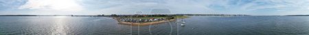 Téléchargez les photos : Vue à grand angle des bateaux à grande vitesse dans l'océan de Poole Vue sur la mer Ville d'Angleterre Royaume-Uni, Belle attraction touristique Beach City Tour capturé avec la caméra du drone le 9 septembre 2023 - en image libre de droit