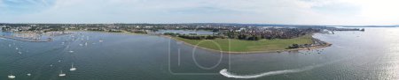 Téléchargez les photos : Vue à grand angle des bateaux à grande vitesse dans l'océan de Poole Vue sur la mer Ville d'Angleterre Royaume-Uni, Belle attraction touristique Beach City Tour capturé avec la caméra du drone le 9 septembre 2023 - en image libre de droit