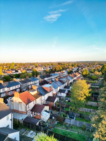 Téléchargez les photos : La plus belle vue aérienne de maisons immobilières résidentielles à Luton Town en Angleterre au Royaume-Uni. Image prise avec la caméra du drone le 22 octobre 2023 pendant le matin et le lever du soleil - en image libre de droit