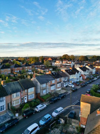 Téléchargez les photos : La plus belle vue aérienne de maisons immobilières résidentielles à Luton Town en Angleterre au Royaume-Uni. Image prise avec la caméra du drone le 22 octobre 2023 pendant le matin et le lever du soleil - en image libre de droit