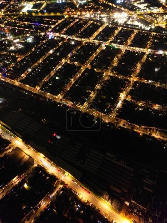 Téléchargez les photos : High Angle of Luton City of England During Night. Illuminated City Centre a été capturé avec la caméra du drone le 22 octobre 2023 pendant la nuit - en image libre de droit
