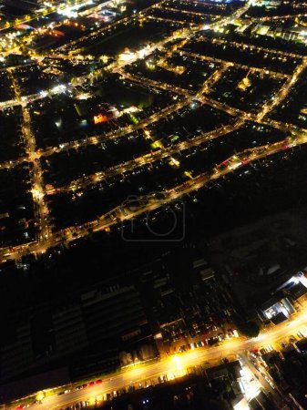 Foto de High Angle of Luton City of England During Night (en inglés). El centro de la ciudad iluminado fue capturado con la cámara de Drone el 22 de octubre de 2023 durante la noche - Imagen libre de derechos