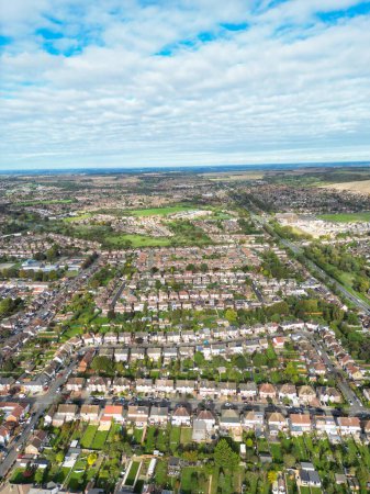 Téléchargez les photos : La plus belle vue aérienne de maisons immobilières résidentielles à Luton Town en Angleterre au Royaume-Uni. Image prise avec la caméra du drone le 22 octobre 2023 lors d'une belle journée ensoleillée - en image libre de droit