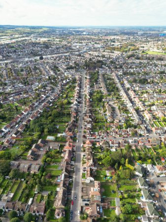 Téléchargez les photos : La plus belle vue aérienne de maisons immobilières résidentielles à Luton Town en Angleterre au Royaume-Uni. Image prise avec la caméra du drone le 22 octobre 2023 lors d'une belle journée ensoleillée - en image libre de droit
