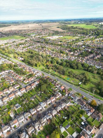 Foto de Vista aérea más hermosa de casas residenciales de bienes raíces en Luton Town of England Reino Unido. Imagen capturada con la cámara del dron el 22 de octubre de 2023 durante el hermoso día soleado claro - Imagen libre de derechos