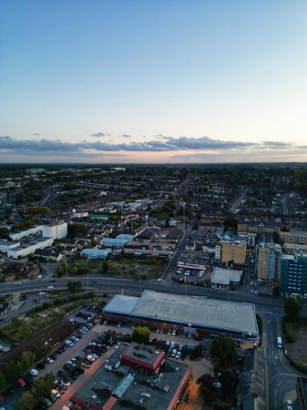 Foto de Vista aérea de la ciudad de Luton de Inglaterra, Reino Unido durante la puesta del sol. Capturado el 22 de octubre de 2023 - Imagen libre de derechos