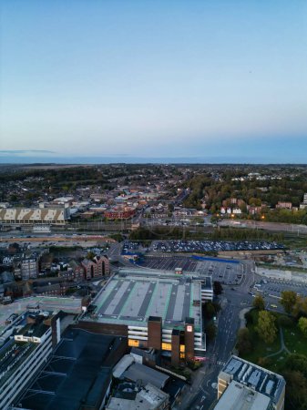 Foto de Vista aérea de la ciudad de Luton de Inglaterra, Reino Unido durante la puesta del sol. Capturado el 22 de octubre de 2023 - Imagen libre de derechos