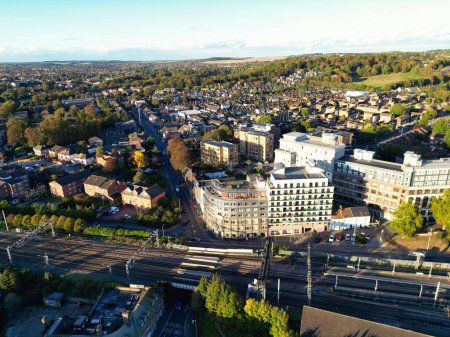Téléchargez les photos : La plus belle vue aérienne de maisons immobilières résidentielles à Luton Town en Angleterre au Royaume-Uni. Image prise avec la caméra du drone le 22 octobre 2023 lors d'une belle journée ensoleillée partielle - en image libre de droit