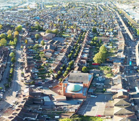 Téléchargez les photos : Vue panoramique de Luton Town of England Royaume-Uni. Image prise avec la caméra du drone le 22 octobre 2023 lors d'une belle journée ensoleillée partielle - en image libre de droit