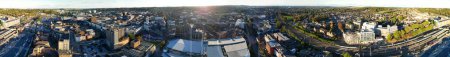 Foto de Vista aérea más hermosa de casas residenciales de bienes raíces en Luton Town of England Reino Unido. Imagen capturada con la cámara del dron el 22 de octubre de 2023 durante el hermoso día soleado parcial - Imagen libre de derechos