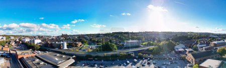 Foto de Vista aérea más hermosa de casas residenciales de bienes raíces en Luton Town of England Reino Unido. Imagen capturada con la cámara del dron el 22 de octubre de 2023 durante el hermoso día soleado parcial - Imagen libre de derechos