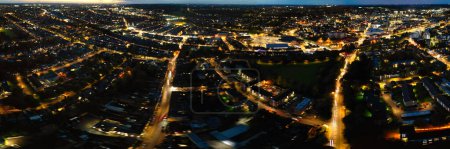 Téléchargez les photos : Vue panoramique du centre-ville éclairé et des bâtiments juste après le coucher du soleil. Superbe prise de vue du centre-ville de Luton, Angleterre Le Royaume-Uni a été capturé avec la caméra du drone le 24 octobre 2023 - en image libre de droit