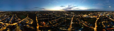 Téléchargez les photos : Vue panoramique du centre-ville éclairé et des bâtiments juste après le coucher du soleil. Superbe prise de vue du centre-ville de Luton, Angleterre Le Royaume-Uni a été capturé avec la caméra du drone le 24 octobre 2023 - en image libre de droit