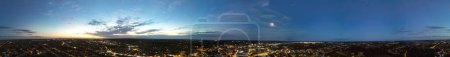 Foto de Vista panorámica del centro de la ciudad iluminada y los edificios Vista justo después del atardecer. Gorgeous Shot of City Centre of Luton, Inglaterra Reino Unido fue capturado con la cámara de Drone el 24 de octubre de 2023 - Imagen libre de derechos