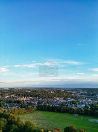 Foto de Vista en ángulo alto del Parque Público del Museo Wardown, que tiene acceso gratuito al público ordinario. Wardown Public Park se encuentra cerca de Central Luton City of England, capturado el 24 de octubre de 2023 - Imagen libre de derechos