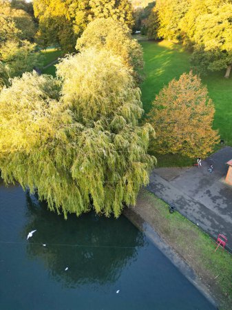 Foto de Vista en ángulo alto del Parque Público del Museo Wardown, que tiene acceso gratuito al público ordinario. Wardown Public Park se encuentra cerca de Central Luton City of England, capturado el 24 de octubre de 2023 - Imagen libre de derechos