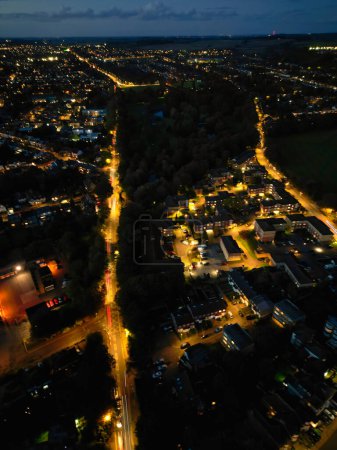 Foto de Vista aérea del centro de la ciudad iluminada y los edificios Vista justo después del atardecer. Gorgeous Shot of City Centre of Luton, Inglaterra Reino Unido fue capturado con la cámara de Drone el 24 de octubre de 2023 - Imagen libre de derechos