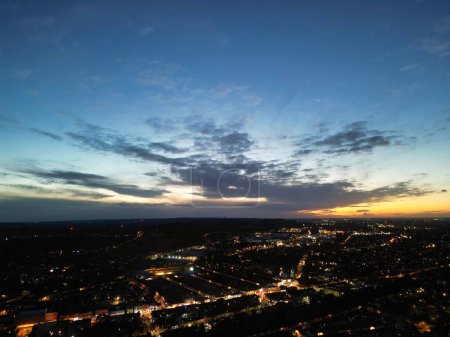 Téléchargez les photos : Vue Aérienne Du Centre-Ville Illuminé Et Des Bâtiments Juste Après Le Coucher Du Soleil. Superbe prise de vue du centre-ville de Luton, Angleterre Le Royaume-Uni a été capturé avec la caméra du drone le 24 octobre 2023 - en image libre de droit